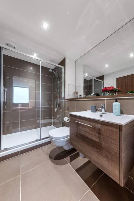 New Apartment 20 Mins From Waterloo London Bp36 Exterior photo
